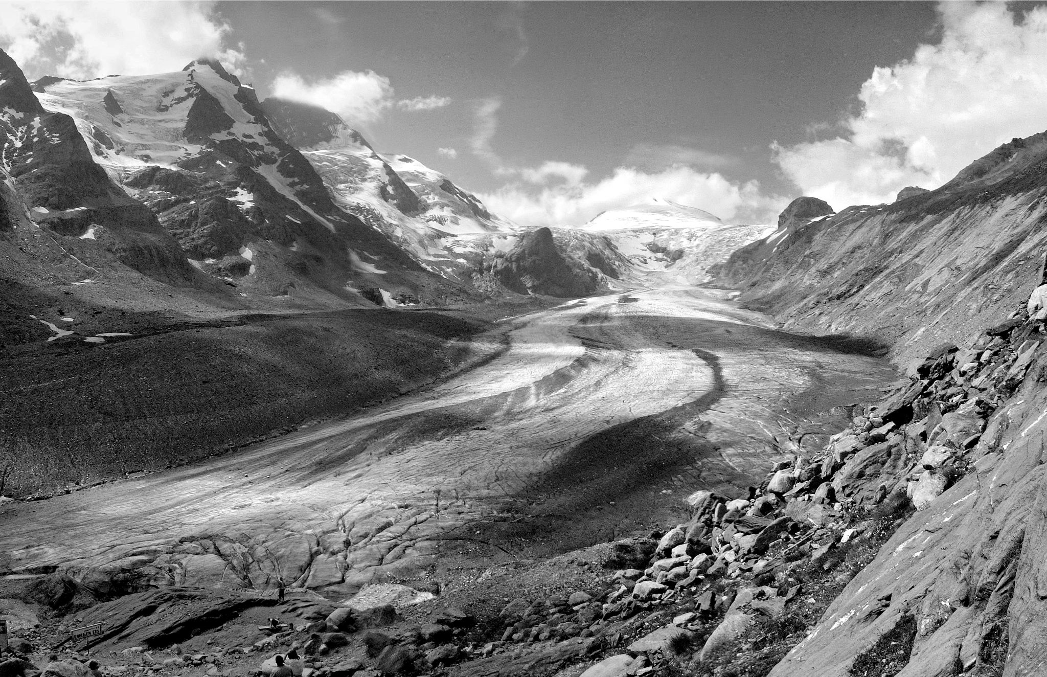 August 2002: Österreich, Franz-Josef Höhe und Pasterzengletscher zur Füßen von Österreichs höchsten Berg, den Großglockner